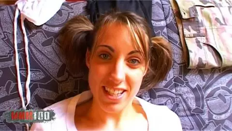 La francesa Missguapa intenta meterse un consolador muy grande en el culo photo 01