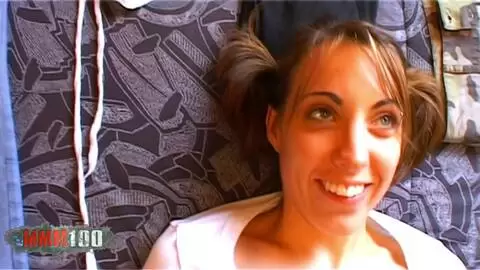 La francesa Missguapa intenta meterse un consolador muy grande en el culo photo 02