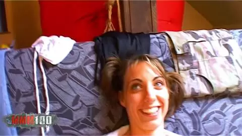 La francesa Missguapa intenta meterse un consolador muy grande en el culo photo 03