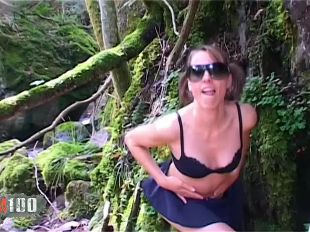 La amateur francesa Missguapa juega al aire libre con un consolador en el culo photo 1