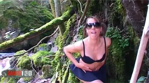 La amateur francesa Missguapa juega al aire libre con un consolador en el culo