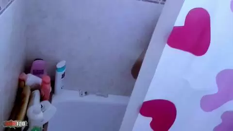 La morena amateur francesa Missguapa es traviesa en la bañera photo 01