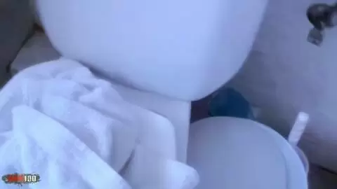 La morena amateur francesa Missguapa es traviesa en la bañera photo 07