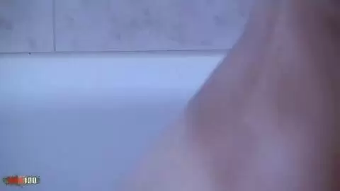 La morena amateur francesa Missguapa es traviesa en la bañera photo 12