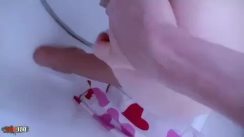 La morena amateur francesa Missguapa es traviesa en la bañera photo 13