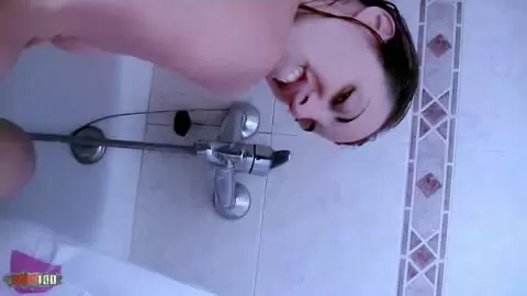 La morena amateur francesa Missguapa es traviesa en la bañera photo 14