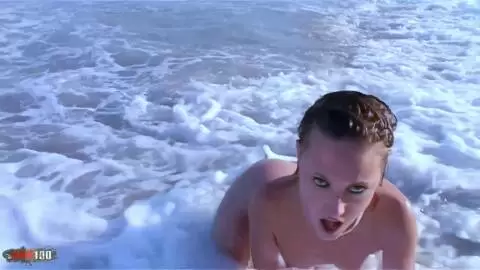 Moana haciendo un strip en la playa  photo 03