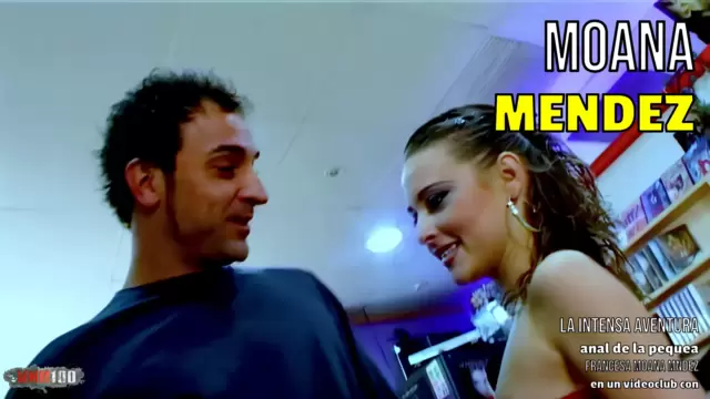 La intensa aventura anal de la pequeña francesa Moana Méndez en un videoclub con Jorge Fernández