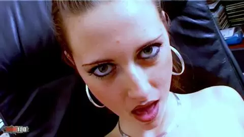 La pequeña francesa Moana Méndez, una putita follada sobre el escritorio photo 01