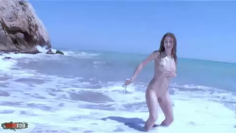 La caliente amateur Monica Ledesma hace un striptease sexy en el mar photo 06