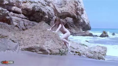 La caliente amateur Monica Ledesma hace un striptease sexy en el mar photo 08