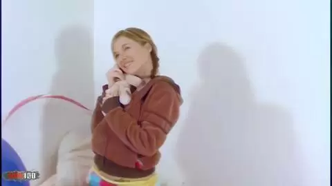 La hermosa y pequeña rubia Monica Vera se desnuda y se calienta ante la cámara photo 03