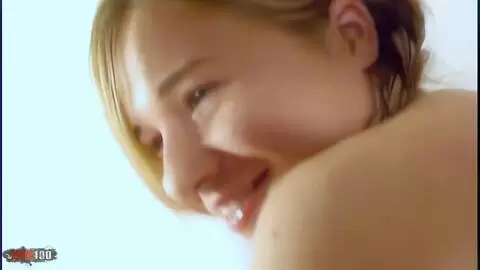 La hermosa y pequeña rubia Monica Vera se desnuda y se calienta ante la cámara photo 09