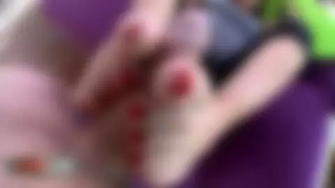 Caliente madurita hace una paja con los pies mientras fuma