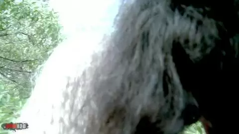  Dos amigas mean juntas en un bosque photo 03