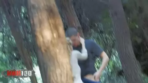 Un voyeur graba a un tío recibiendo una mamada en el bosque. photo 7