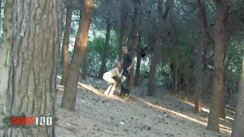 Un voyeur graba a un tío recibiendo una mamada en el bosque. photo 15