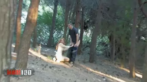 Un voyeur graba a un tío recibiendo una mamada en el bosque. photo 16