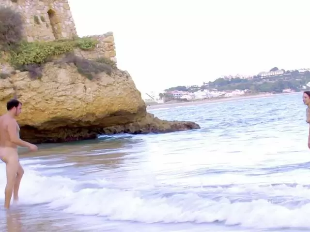 Nathalie Sainlouis le hace una buena mamada a Jorge en la playa photo 2
