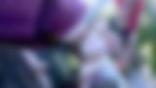 NiÃ±a en bragas se sienta en...