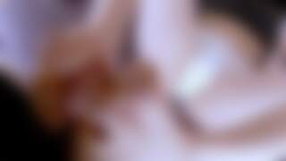 Jovencita en braguitas haciend