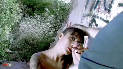 Acción Emo Hardcore: Terry Kemaco y Nikita Ways en Casa Abandonada photo 05