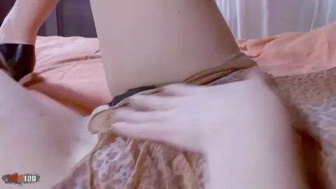 Nikita posando en una habitación  photo 01