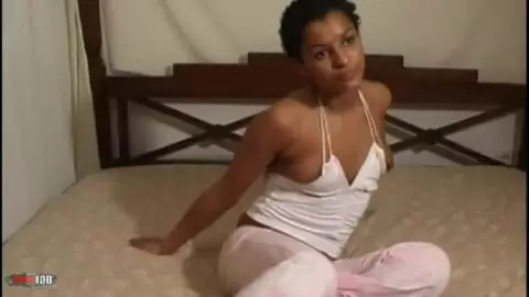 Nina Lisa posando  encima de la cama  photo 10