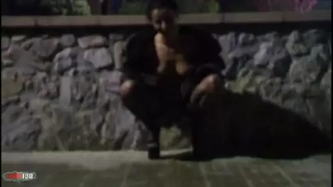 ¡Nina Lisa hace pis de noche en la calle! photo 03