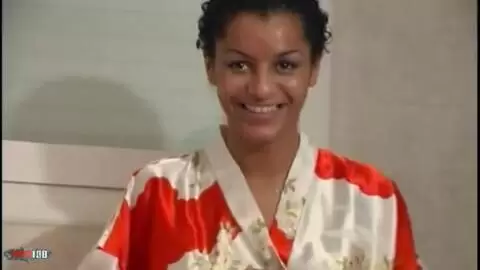 Lisa tiene un pequeño pis en el baño photo 14