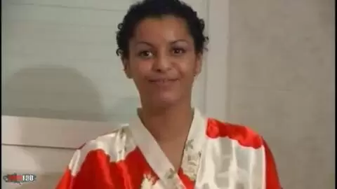 Lisa tiene un pequeño pis en el baño photo 15