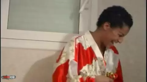 Lisa tiene un pequeño pis en el baño photo 16