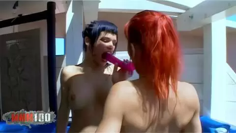 2 hermosas estrellas porno juegan con un consolador rosa en un jacuzzi photo 13