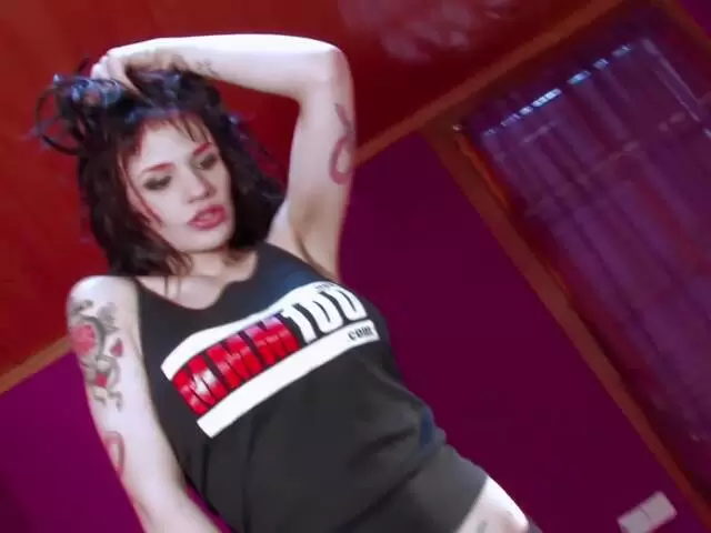 Nina Roberts haciendo un strip  photo 1