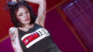 Nina roberts haciendo un strip