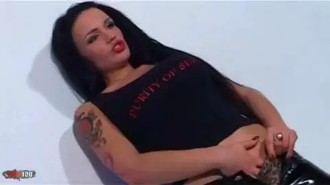 Nina Roberts desnudandose  