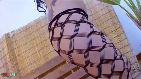 Sesión de fotos con la estrella porno francesa Nina Roberts con rejilla y botas rojas photo 07