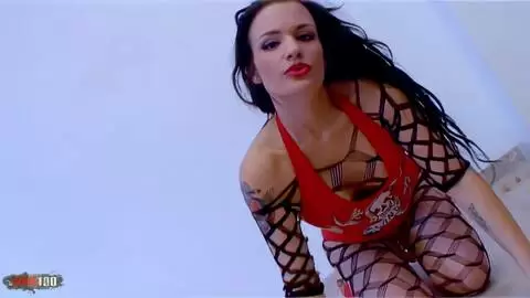 Sesión de fotos con la estrella porno francesa Nina Roberts vestida de rojo photo 02