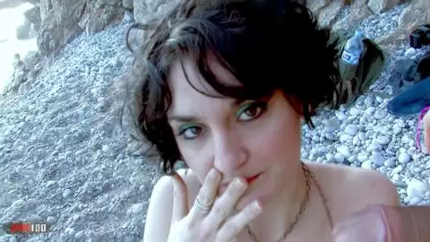 A la francesa Olly Doll le rompen el ano en la playa photo 11