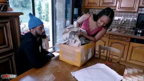 Escena 100% negra con la joven colombiana Paris que es follada por Django