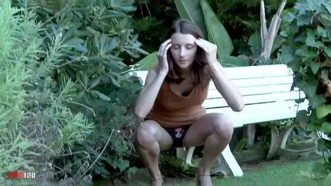 Pauline Cooper Meando en exterior photo 03