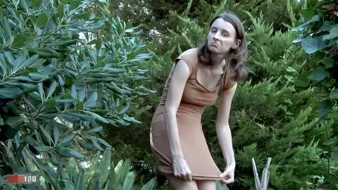 Pauline Cooper Meando en exterior photo 15