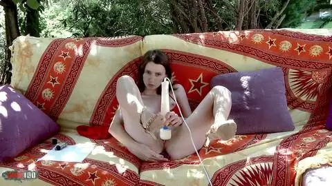 La joven francesa Pauline Cooper juega con un vibrador con un consolador plantado en su culo photo 08