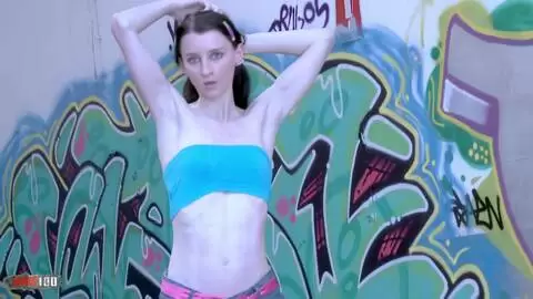 La joven francesa Pauline Cooper hace un striptease frente a una pared de Tag