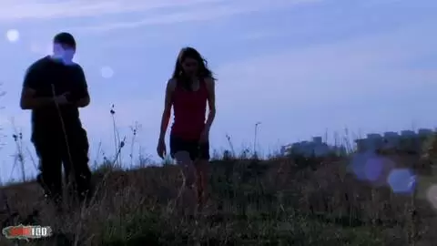 Una buena follada en una playa pública con la joven francesa Pauline Cooper photo 01