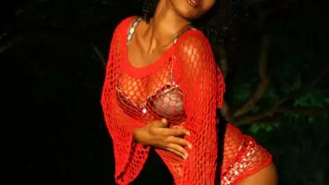 Priska Farel desnudandose   photo 06