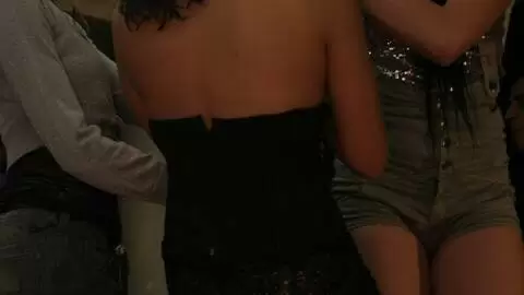 Exposición de tres zorras cachondas en una discoteca photo 1