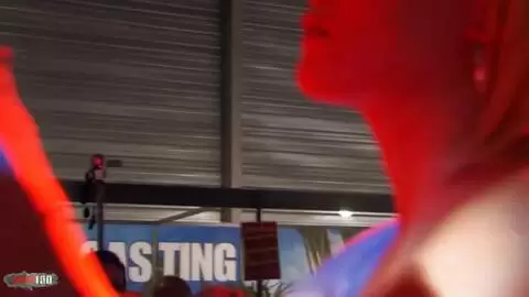 2 strippers teniendo sexo con un strapon en público photo 04