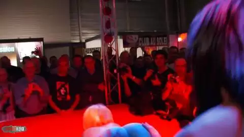 2 strippers teniendo sexo con un strapon en público photo 05