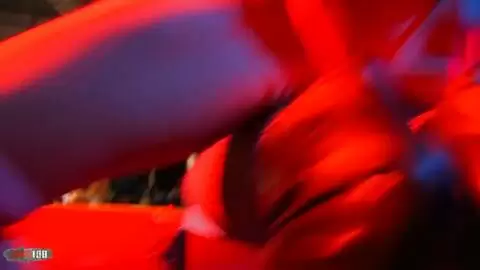 2 strippers teniendo sexo con un strapon en público photo 09